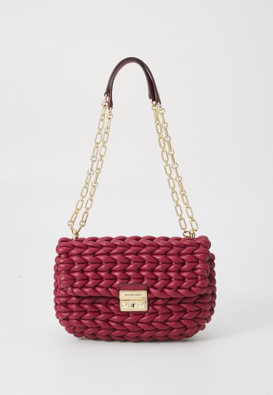 Сумка кросс-боди MICHAEL Michael Kors TRIBECA CHAIN , Mulberry/Red
Сумка кросс-боди MICHAEL Michael Kors TRIBECA CHAIN , Mulberry/Red