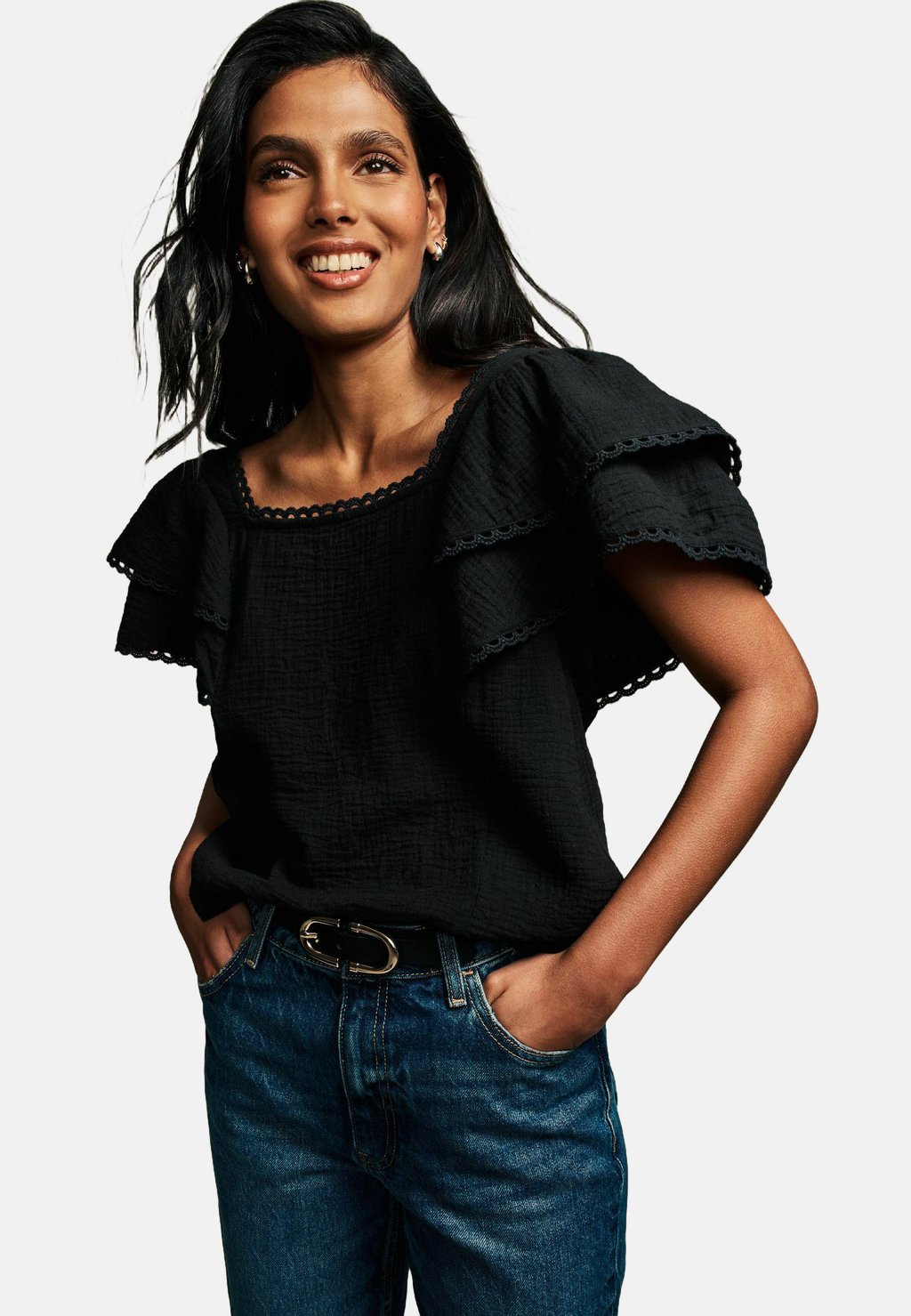 Блуза RUFFLE SLEEVE WITH TRIMS Laura Ashley, черный
Блуза RUFFLE SLEEVE WITH TRIMS Laura Ashley, черный
