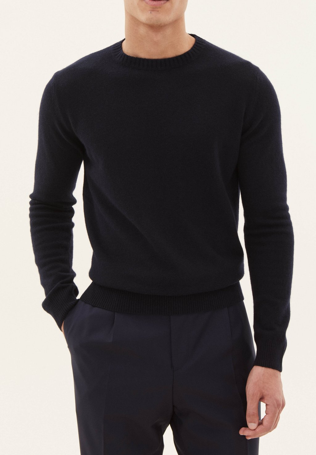 Свитер VALTER Oscar Jacobson, темно-синий
Свитер VALTER Oscar Jacobson, темно-синий