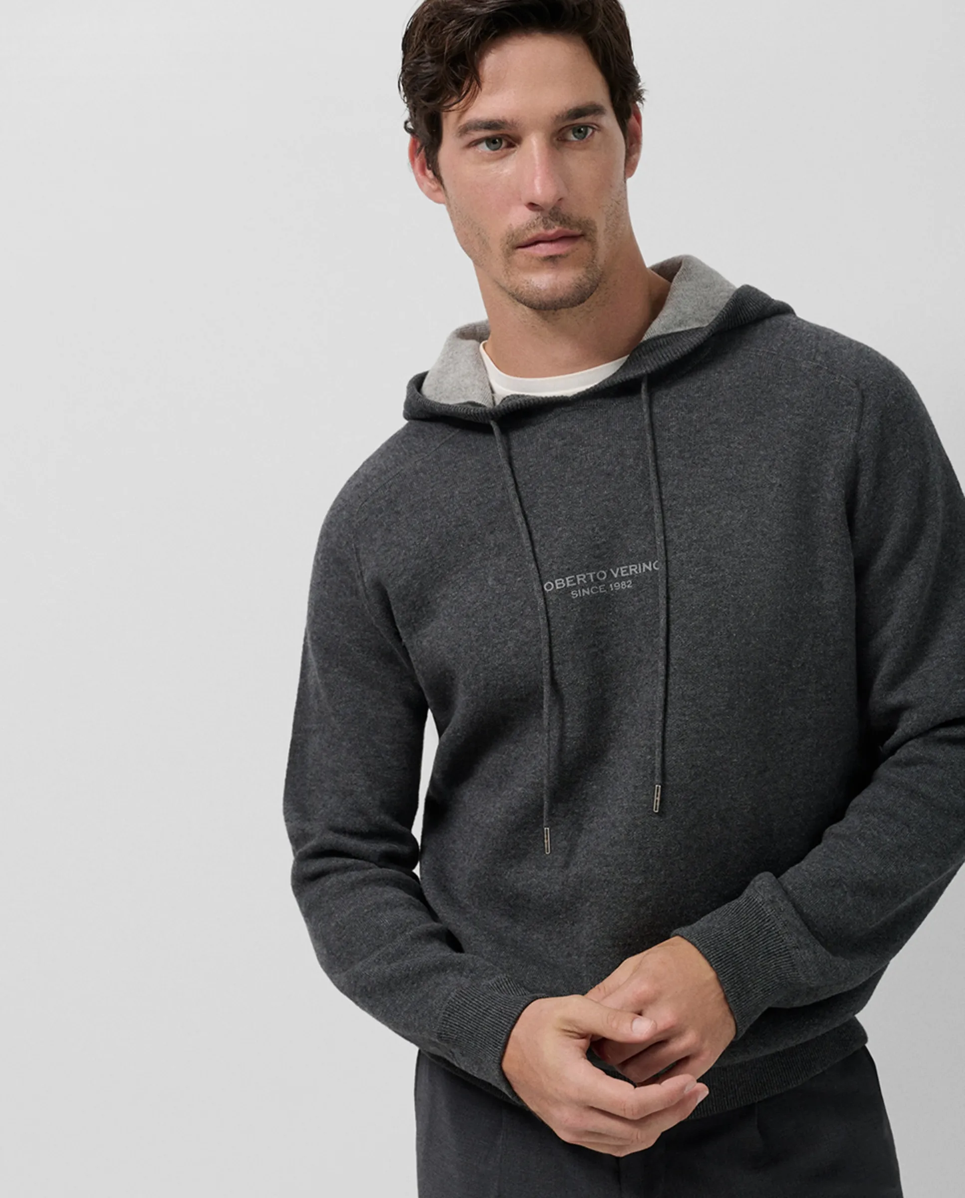 Мужская худи с вязаным капюшоном Roberto Verino, темно-серый
Мужская худи с вязаным капюшоном Roberto Verino, темно-серый