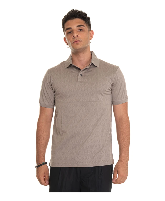 Джерсийская рубашка-поло с жаккардовым логотипом по всей поверхности. Emporio Armani, серый
Джерсийская рубашка-поло с жаккардовым логотипом по всей поверхности. Emporio Armani, серый