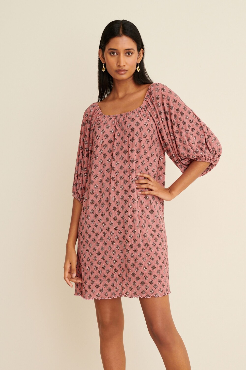 Плиссированное короткое мини-платье с объемными рукавами Next, розовый
Плиссированное короткое мини-платье с объемными рукавами Next, розовый