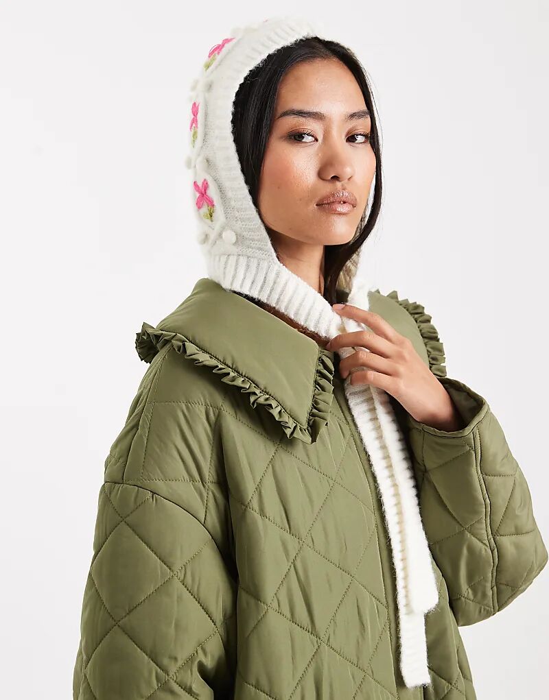 Вязаная шапочка Miss Selfridge с вышивкой в виде кос кремового цвета
Вязаная шапочка Miss Selfridge с вышивкой в виде кос кремового цвета