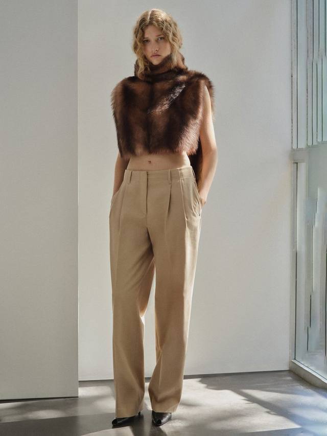 Tomtom брюки из плиссированного денима Mango, Light Beige
Tomtom брюки из плиссированного денима Mango, Light Beige