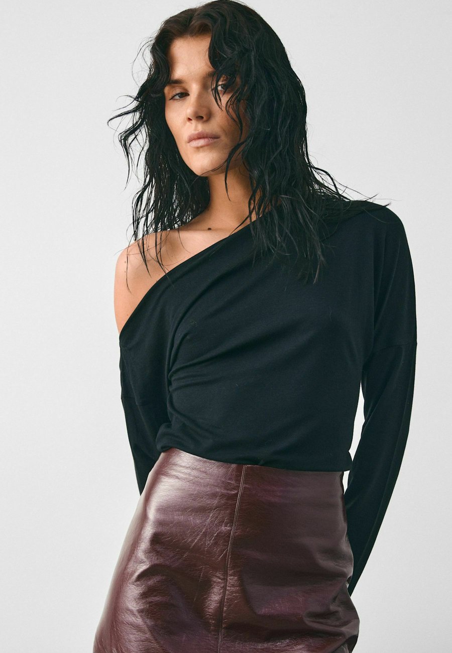 Топ Noella Long sleeved top, Black
Топ Noella Long sleeved top, Black