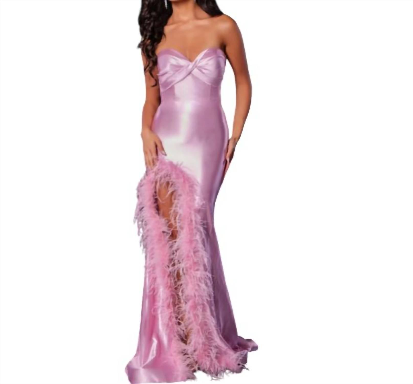 Розовое атласное платье с разрезом и перьевым декором JOVANI
Розовое атласное платье с разрезом и перьевым декором JOVANI