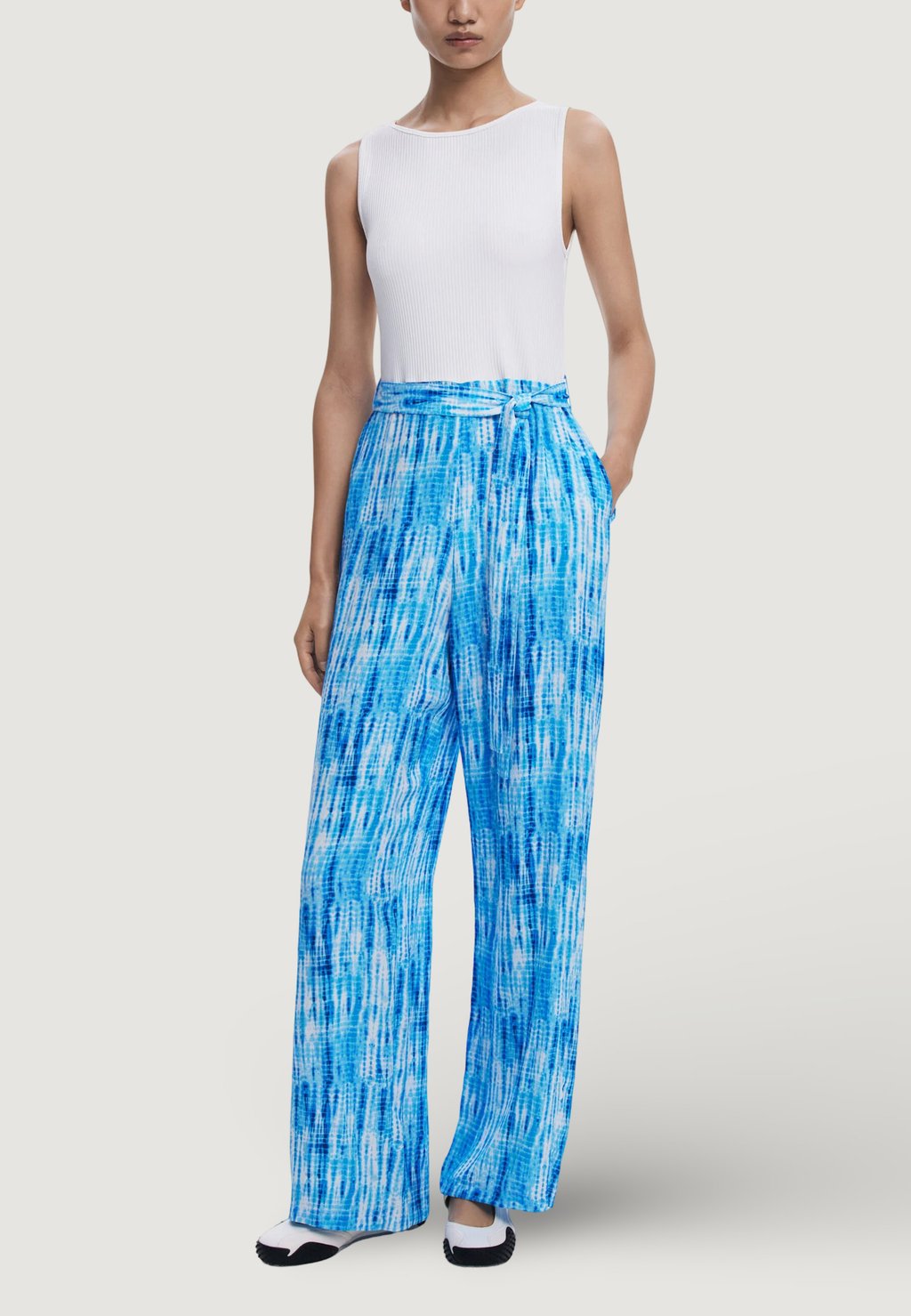 Комбинезон HIBRID Desigual, светло-голубой
Комбинезон HIBRID Desigual, светло-голубой