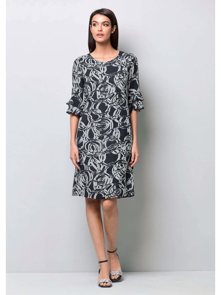 Alba Moda Платье с графическим рисунком темно-синего цвета
Alba Moda Платье с графическим рисунком темно-синего цвета