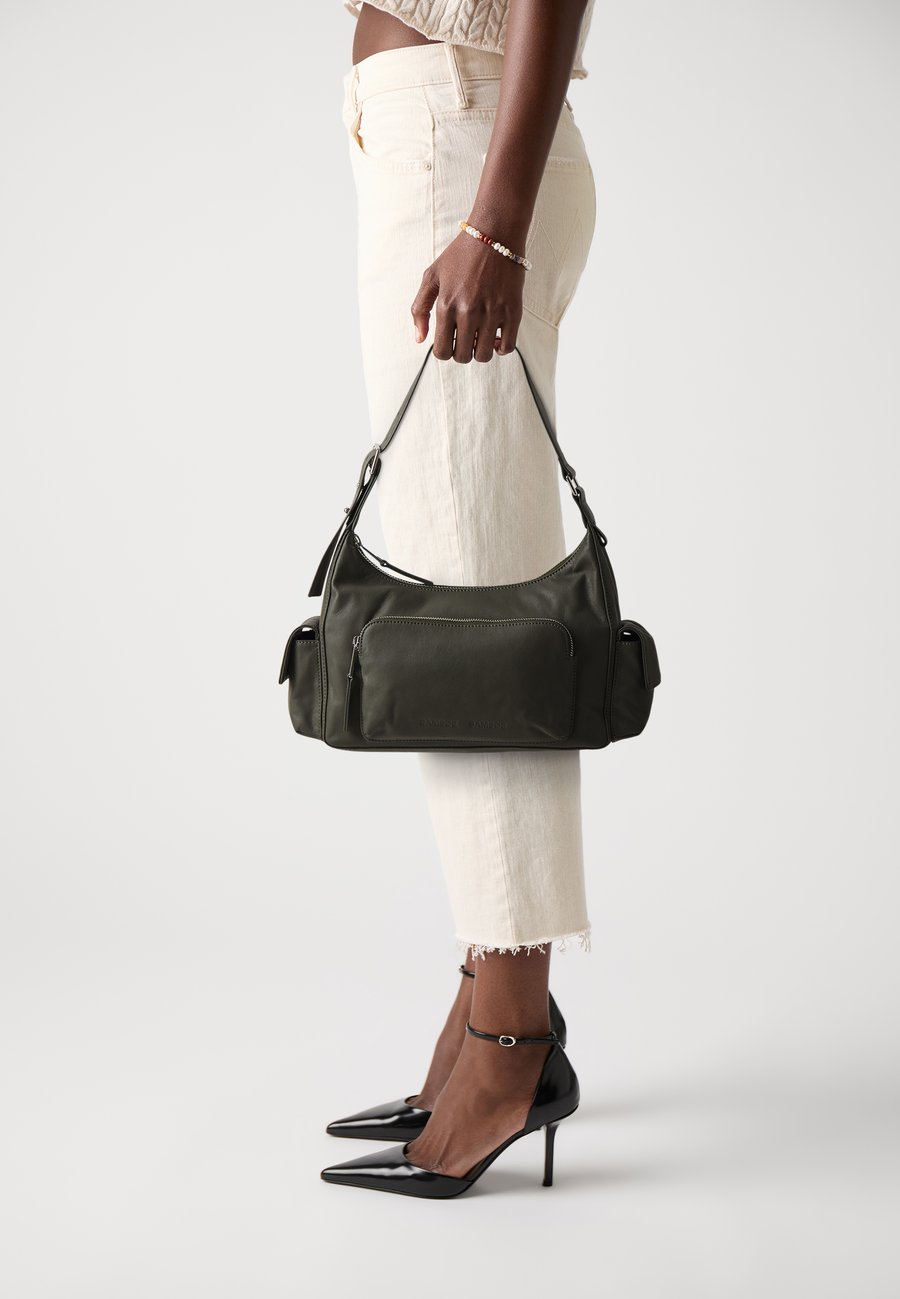 Сумка Samsøe Samsøe SAAMELIE SHOULDER BAG, Deep Forest/Dark Green
Сумка Samsøe Samsøe SAAMELIE SHOULDER BAG, Deep Forest/Dark Green