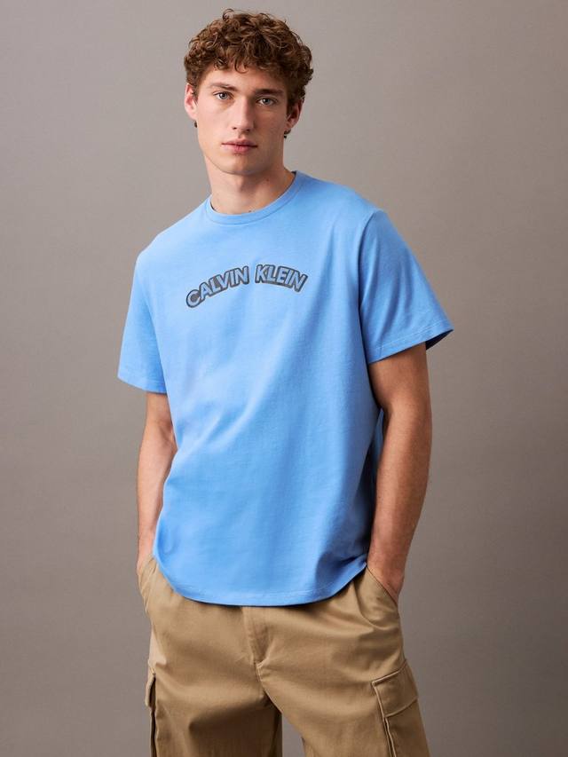 Хлопчатобумажная футболка с изогнутым логотипом обычного покроя с коротким рукавом Calvin Klein, цвет Blue Burst
Хлопчатобумажная футболка с изогнутым логотипом обычного покроя с коротким рукавом Calvin Klein, цвет Blue Burst