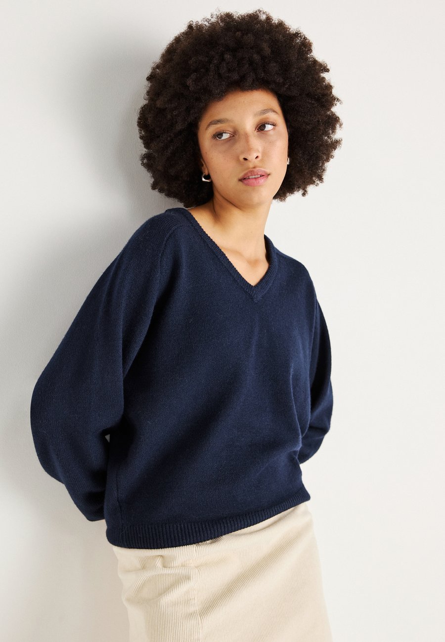 Джемпер Gina Tricot V NECK SWEATER, Navy Blazer/Dark Blue
Джемпер Gina Tricot V NECK SWEATER, Navy Blazer/Dark Blue