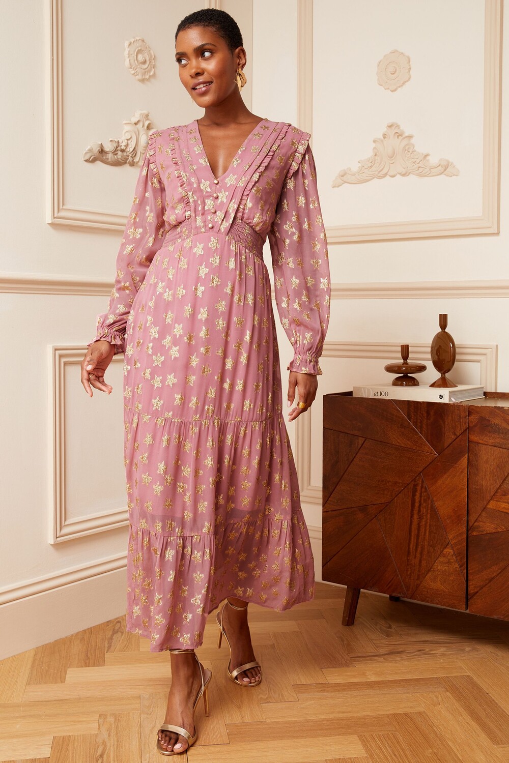 Летнее платье миди металлик с длинными рукавами и V-образным вырезом Love & Roses, розовый
Летнее платье миди металлик с длинными рукавами и V-образным вырезом Love & Roses, розовый