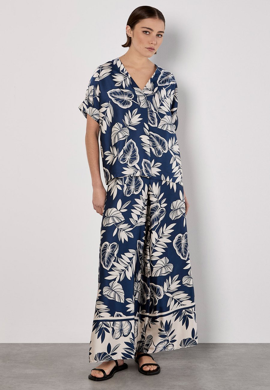 Блуза Apricot PALM LEAF V NECK, Navy/Dark Blue
Блуза Apricot PALM LEAF V NECK, Navy/Dark Blue