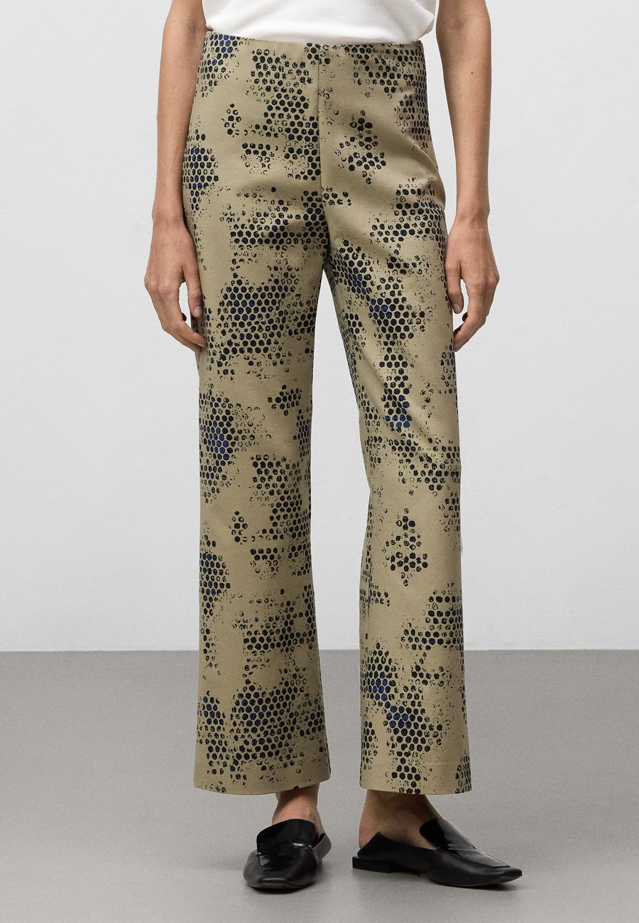 Брюки ADOLFO DOMINGUEZ Trousers, Taupe Print/Beige
Брюки ADOLFO DOMINGUEZ Trousers, Taupe Print/Beige