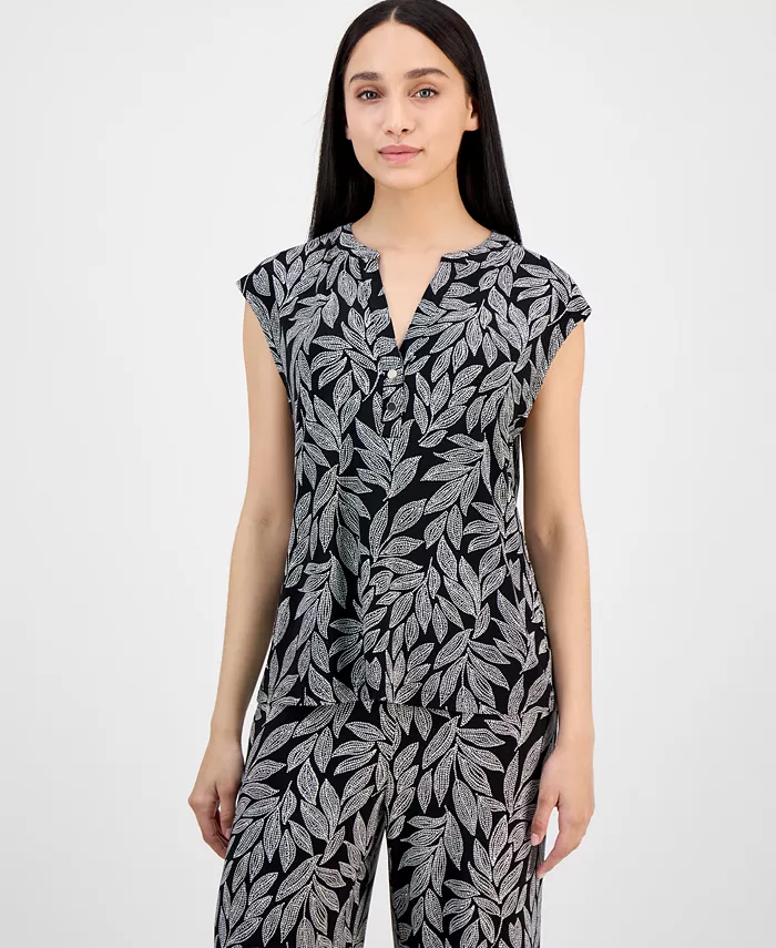 Блузка с V-образным вырезом и короткими рукавами в мелкий цветочный принт Petite AK Anne Klein, черный
Блузка с V-образным вырезом и короткими рукавами в мелкий цветочный принт Petite AK Anne Klein, черный