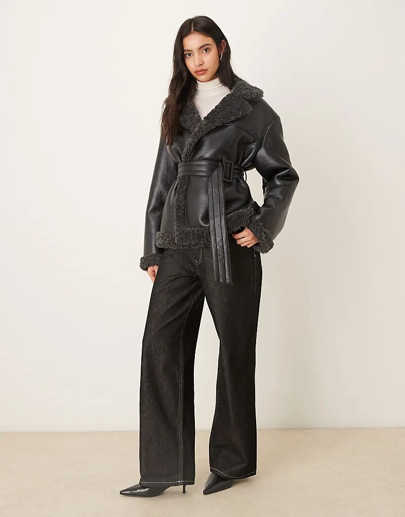 Короткая куртка Gina Tricot из искусственной кожи с поясом, черного цвета, с темно-серой отделкой воротника
Короткая куртка Gina Tricot из искусственной кожи с поясом, черного цвета, с темно-серой отделкой воротника