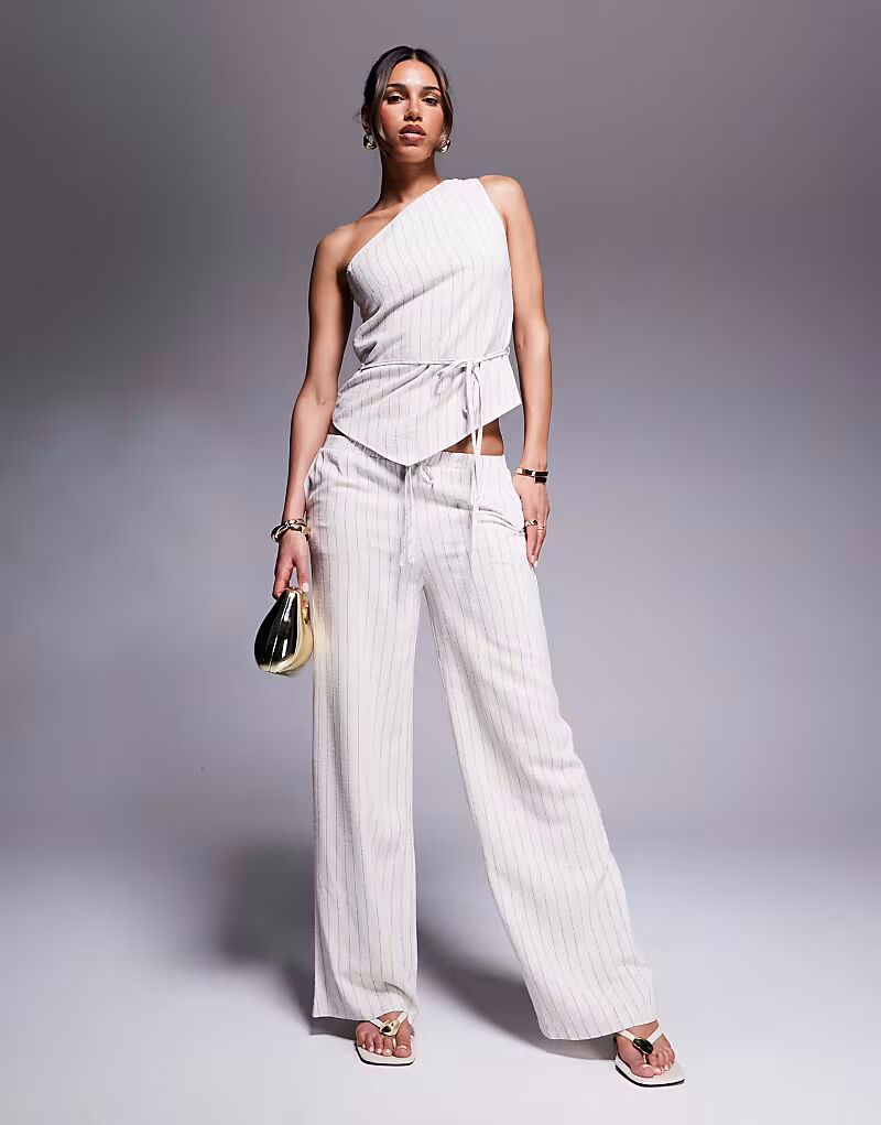 Эксклюзивный комплект широких брюк Kaiia в бежевой полоске из льна
Эксклюзивный комплект широких брюк Kaiia в бежевой полоске из льна