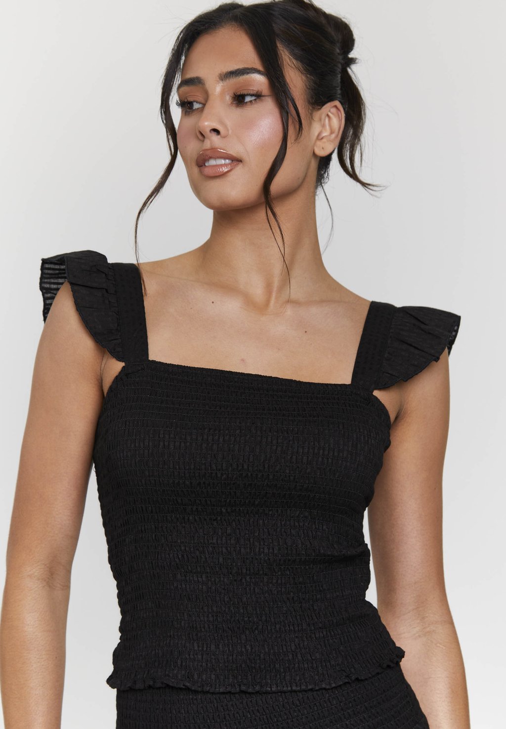 Топ SHIRRED SQAURE NECK FRILL STRAP South Beach, черный
Топ SHIRRED SQAURE NECK FRILL STRAP South Beach, черный