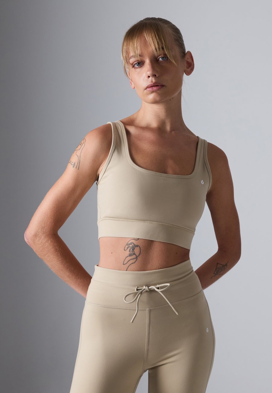 Бюстгальтер Even&Odd active MEDIUM SUPPORT SQUARE NECK SPORTS BRA, Beige/Tan
Бюстгальтер Even&Odd active MEDIUM SUPPORT SQUARE NECK SPORTS BRA, Beige/Tan