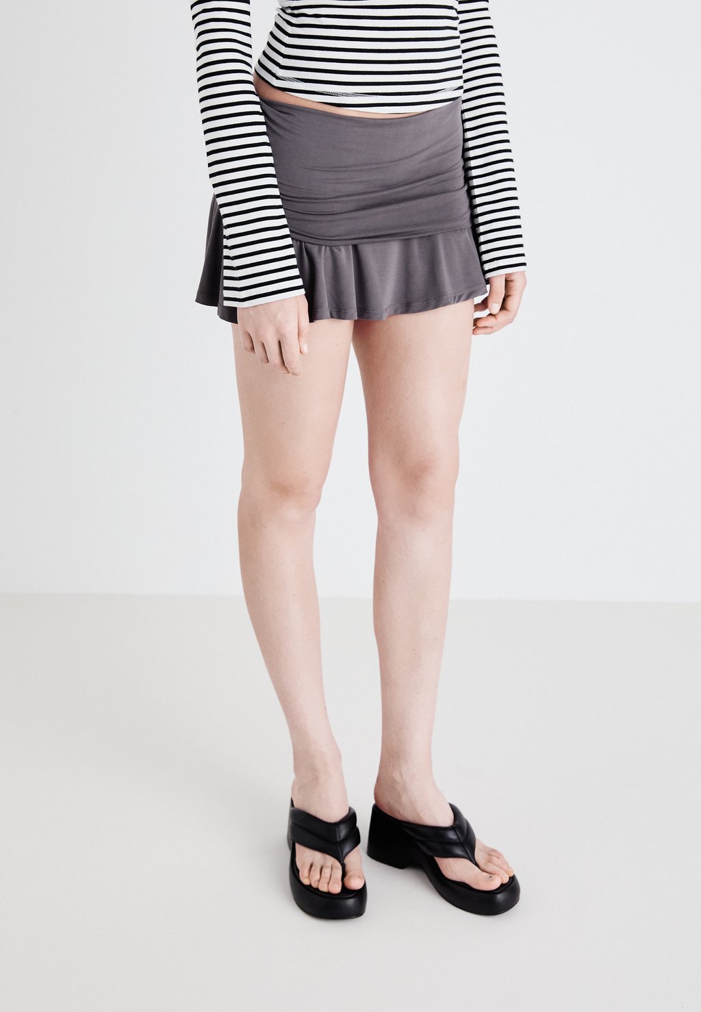 Мини-юбка Weekday, темно-серый 
Мини-юбка Weekday, темно-серый