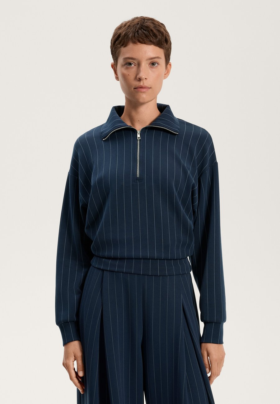 Толстовка OYSHO HALF-ZIP STRIPED WITH SOFT TOUCH, Royal Blue
Толстовка OYSHO HALF-ZIP STRIPED WITH SOFT TOUCH, Royal Blue