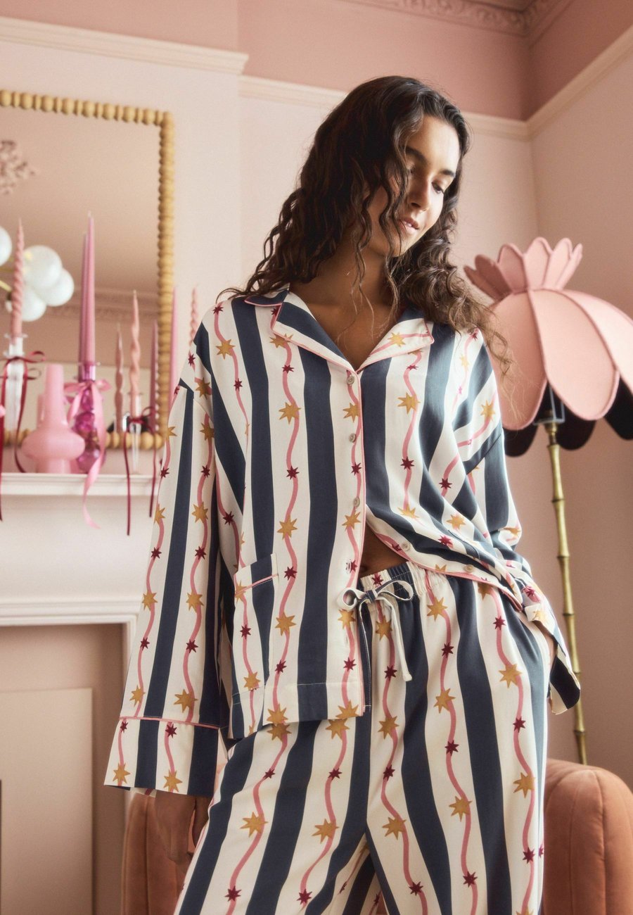 Пижамный комплект Next SET, Cream Navy Stripe/Dark Blue
Пижамный комплект Next SET, Cream Navy Stripe/Dark Blue