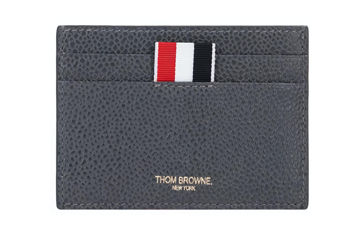 Thom Browne Кожаный держатель для карт с аппликацией, мужской, темно-серый
Thom Browne Кожаный держатель для карт с аппликацией, мужской, темно-серый