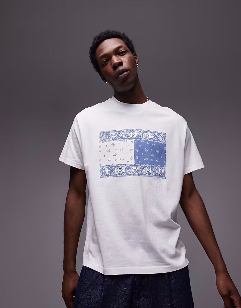 Футболка Tommy Jeans с большим пейсли-флажком в бело-синем цвете
Футболка Tommy Jeans с большим пейсли-флажком в бело-синем цвете