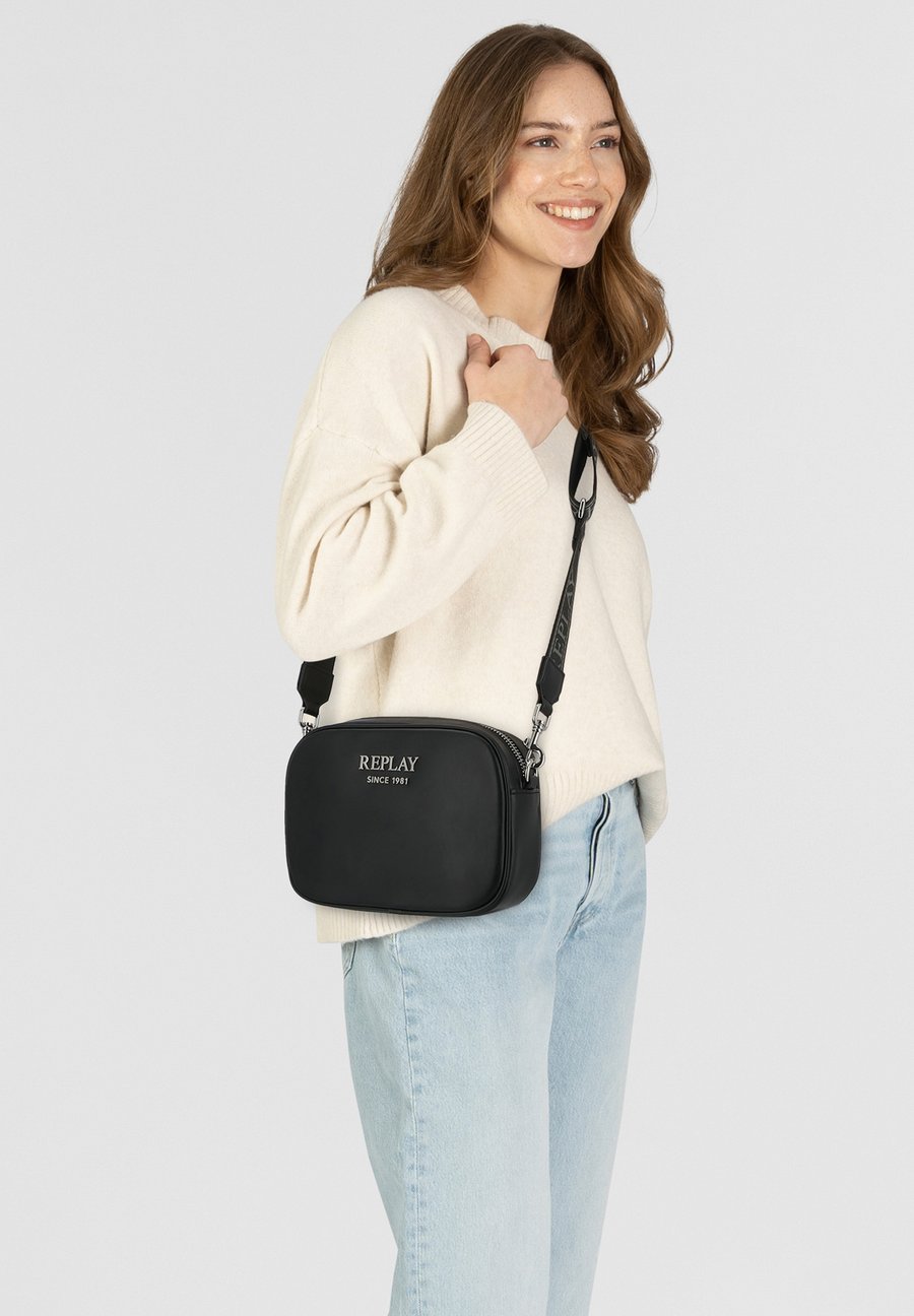 Сумка кросс-боди Replay CASY, Black
Сумка кросс-боди Replay CASY, Black