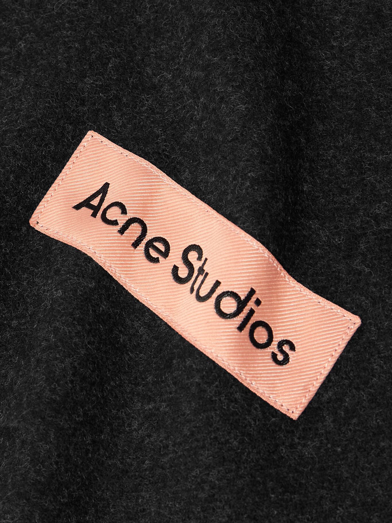 Шерстяной шарф с бахромой и аппликацией из логотипа Canada Cancan ACNE STUDIOS, черный 
Шерстяной шарф с бахромой и аппликацией из логотипа Canada Cancan ACNE STUDIOS, черный