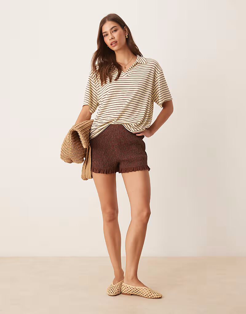 Микро-шорты шоколадного цвета с отделкой из кружева и сборками Asos Design
Микро-шорты шоколадного цвета с отделкой из кружева и сборками Asos Design