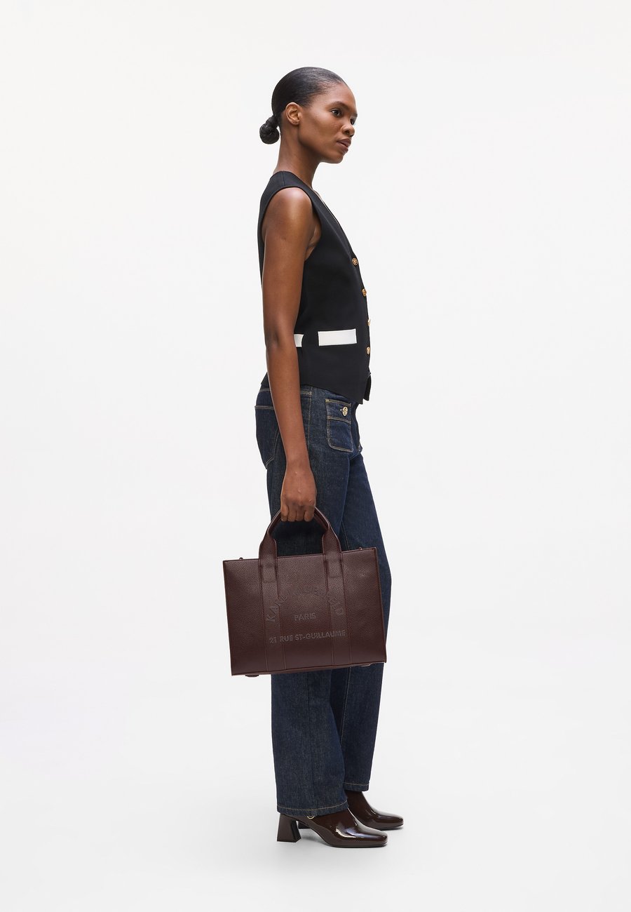Сумка KARL LAGERFELD PEBBLE SQUARE TOTE, Tobacco/Brown
Сумка KARL LAGERFELD PEBBLE SQUARE TOTE, Tobacco/Brown
