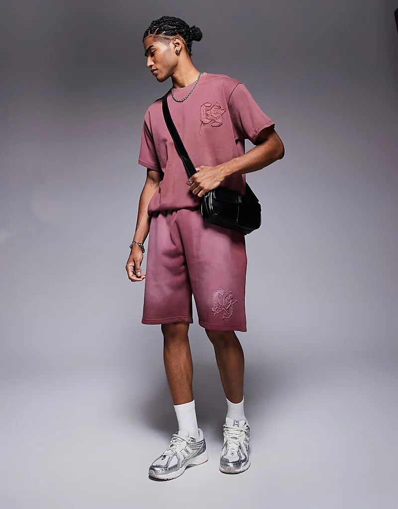 Свободные шорты с логотипом Courtside в ягодном цвете — часть комплекта
Свободные шорты с логотипом Courtside в ягодном цвете — часть комплекта