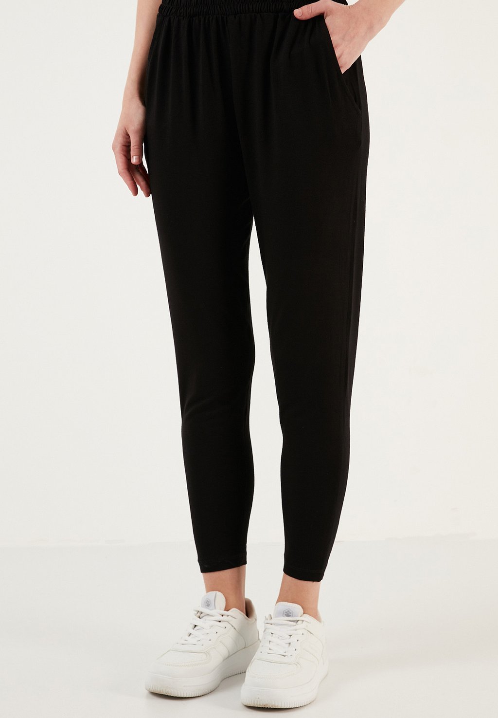 Спортивные штаны LELA, черный
Спортивные штаны LELA, черный