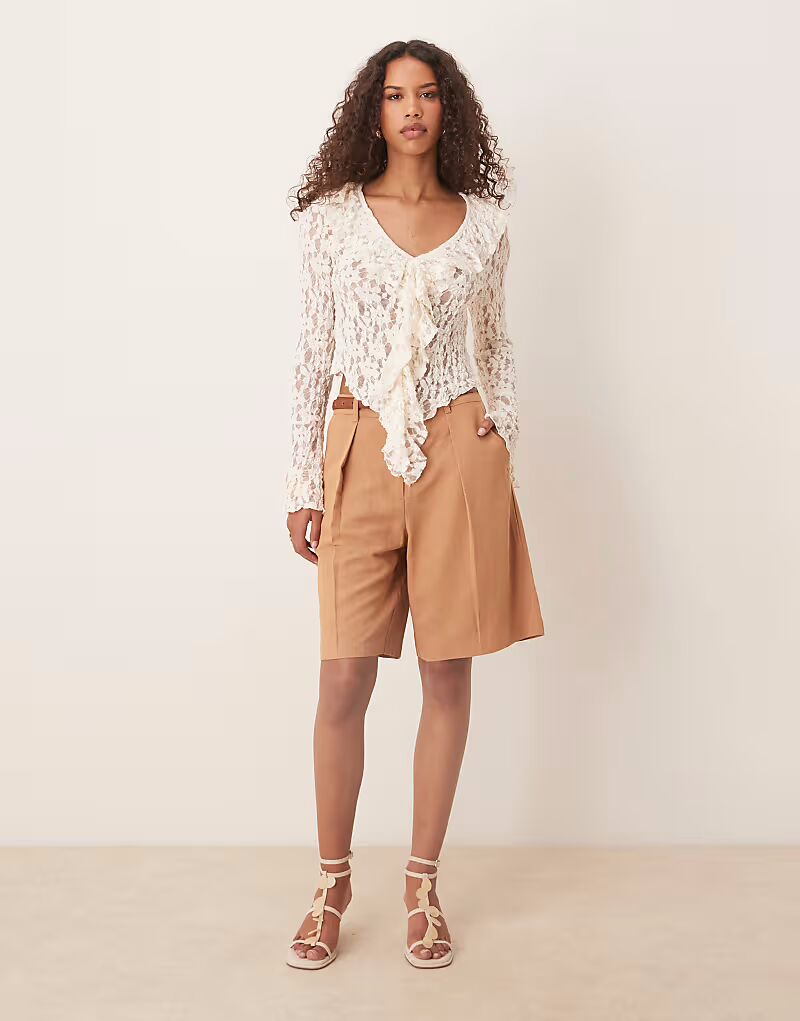 Длинные городские шорты ASOS DESIGN, приталенные под льняной материал, цвета мокко
Длинные городские шорты ASOS DESIGN, приталенные под льняной материал, цвета мокко