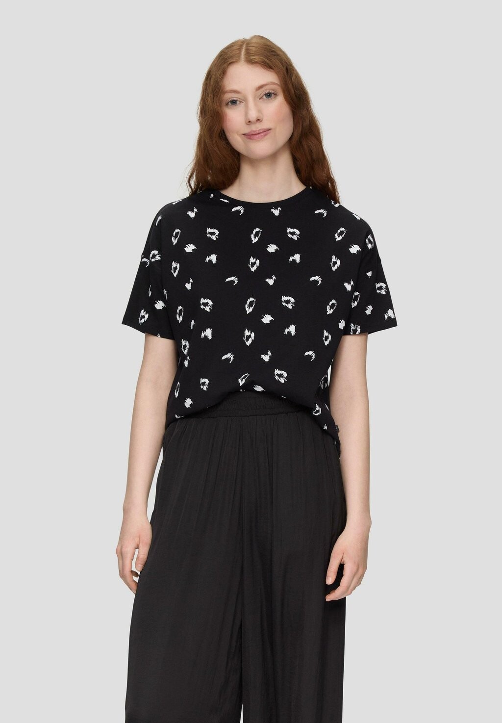 Принт на футболке GEMUSTERTES QS, черный
Принт на футболке GEMUSTERTES QS, черный