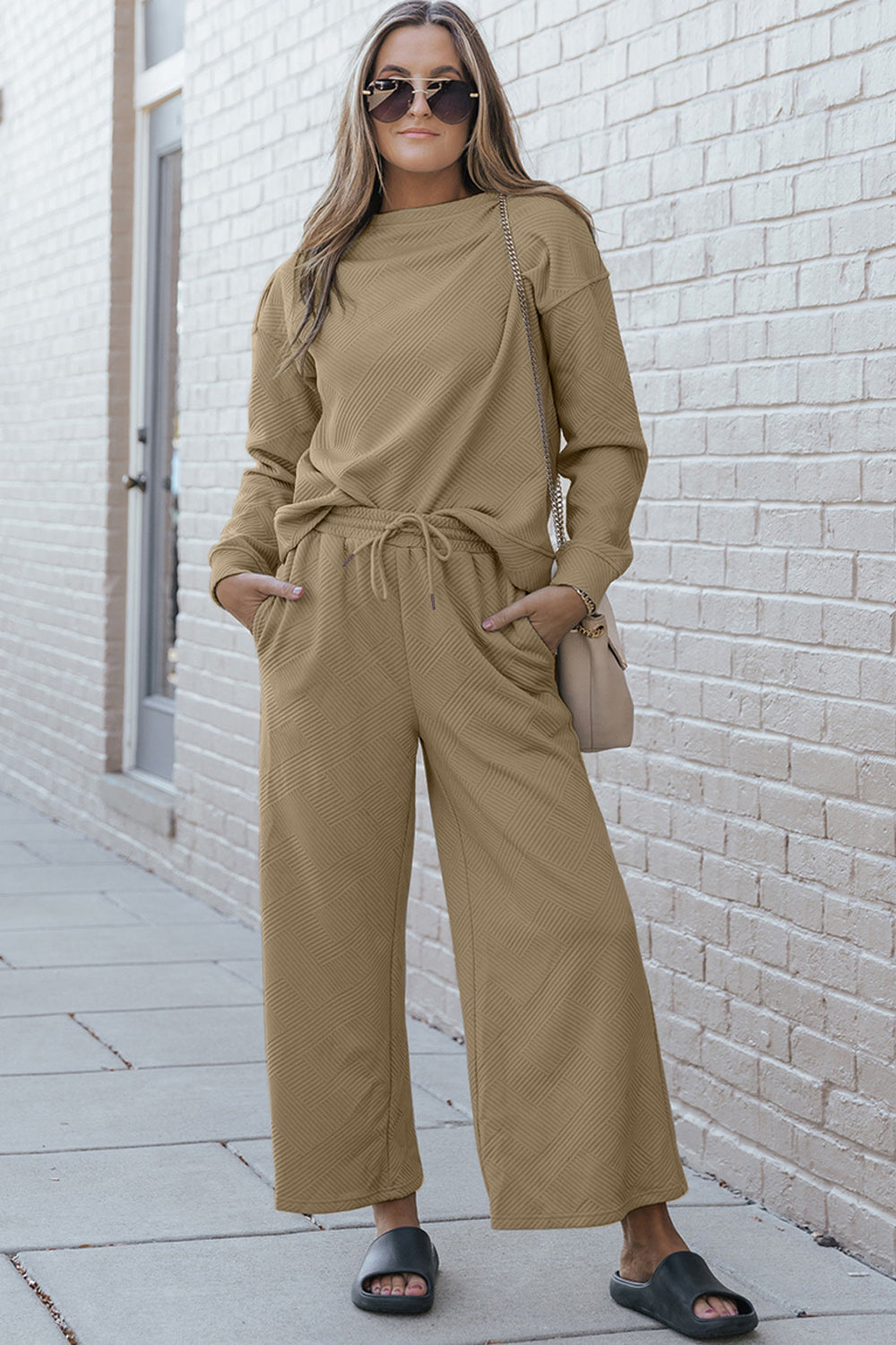 Комплект из фактурного топа с длинными рукавами и брюк на завязках FASHNZFAB, хаки
Комплект из фактурного топа с длинными рукавами и брюк на завязках FASHNZFAB, хаки
