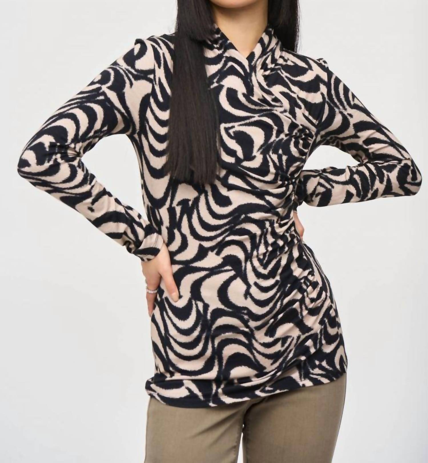 Облегающий топ с абстрактным принтом и сборками в черном/песочном цвете Joseph Ribkoff
Облегающий топ с абстрактным принтом и сборками в черном/песочном цвете Joseph Ribkoff