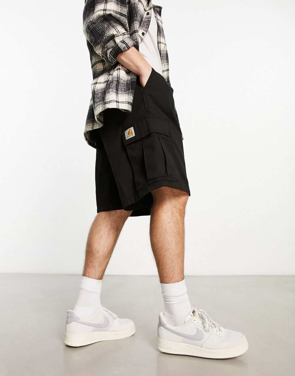 Черные шорты карго Carhartt WIP Regular, окрашенные в готовом виде
Черные шорты карго Carhartt WIP Regular, окрашенные в готовом виде
