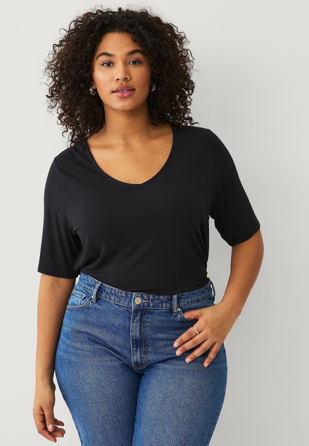 Базовая футболка MIT V-AUSSCHNITT Ellos Plus collection, черный
Базовая футболка MIT V-AUSSCHNITT Ellos Plus collection, черный