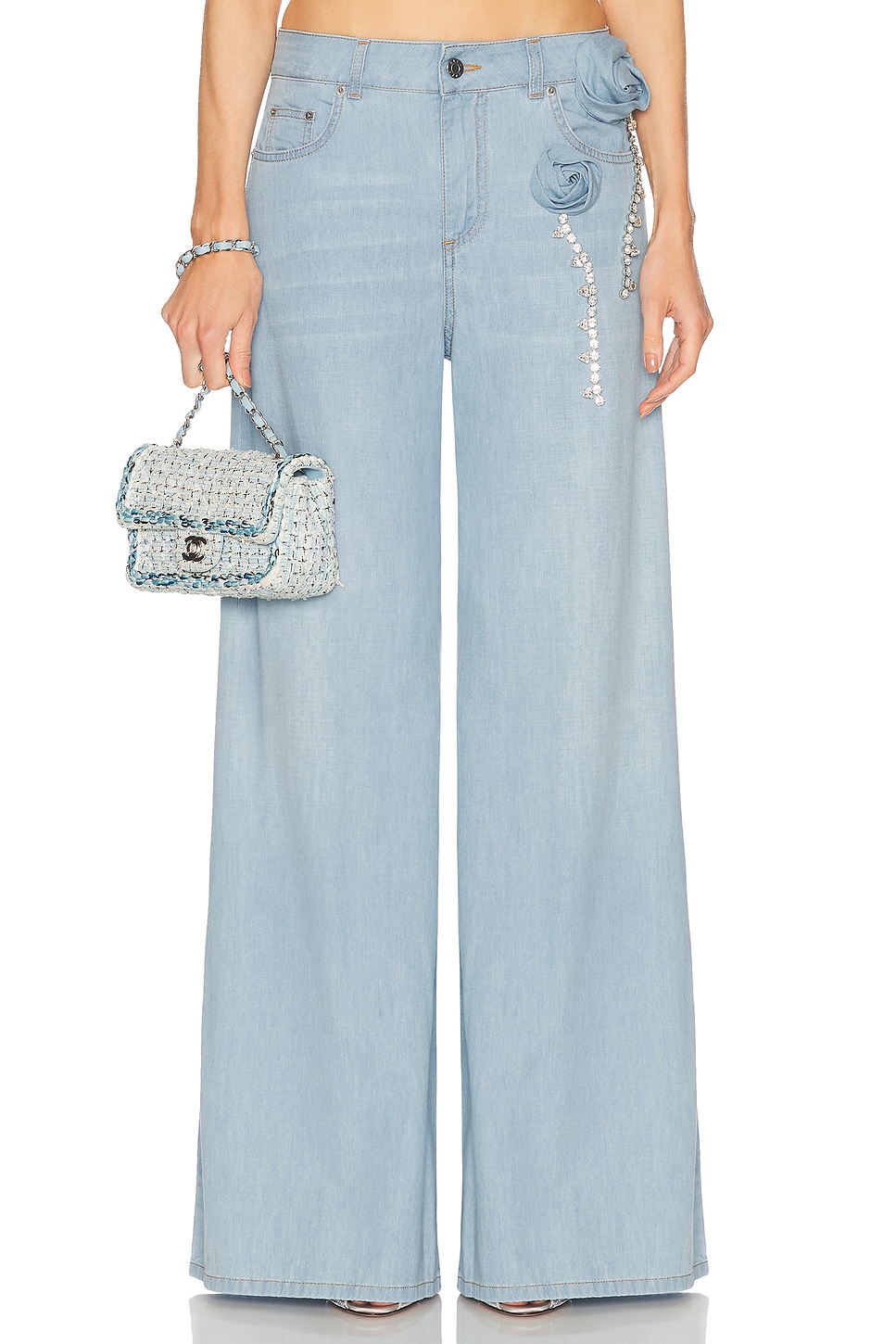 Кристальные розетки джинсы Wide Leg Area, Super Light Blue
Кристальные розетки джинсы Wide Leg Area, Super Light Blue