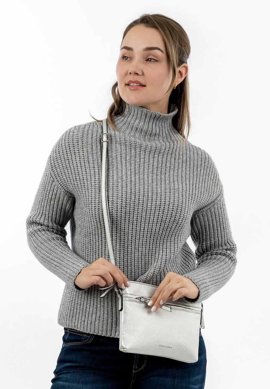 Сумка кросс-боди Emily & Noah EMMA, Shinysilver/Silver-Coloured
Сумка кросс-боди Emily & Noah EMMA, Shinysilver/Silver-Coloured
