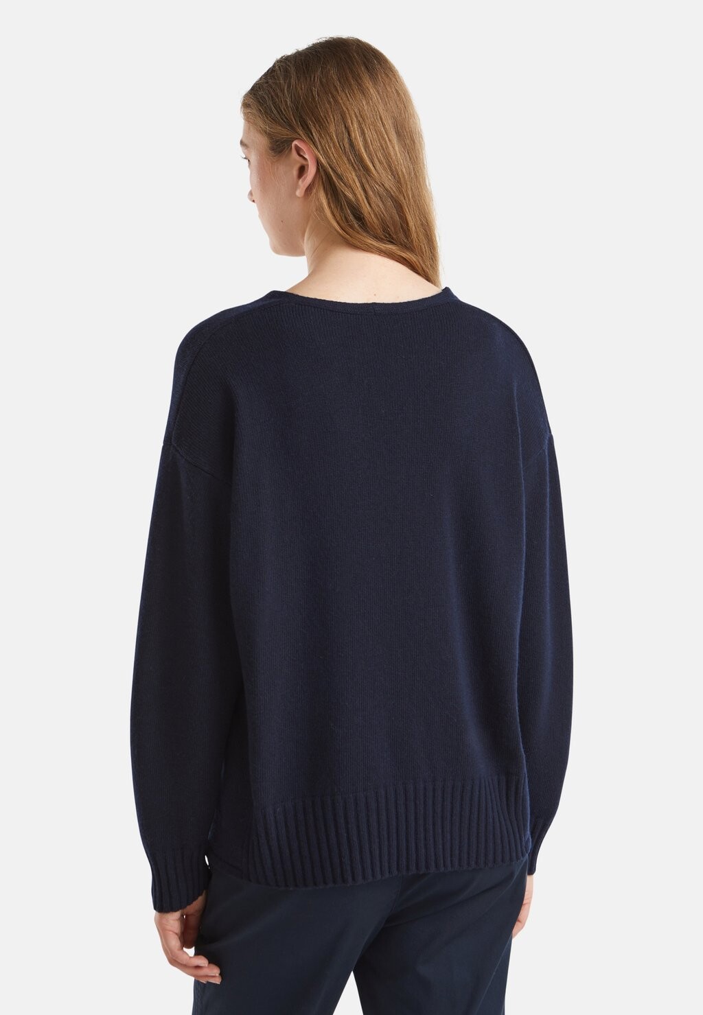 Джемпер V NECK IN PLAIN RELAXED FIT BORDER ON THE HEM United Colors of Benetton, синий
Джемпер V NECK IN PLAIN RELAXED FIT BORDER ON THE HEM United Colors of Benetton, синий