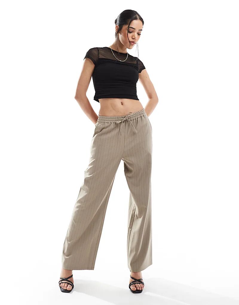 Свободные спортивные брюки Miss Selfridge в тонкую светло-коричневую полоску
Свободные спортивные брюки Miss Selfridge в тонкую светло-коричневую полоску