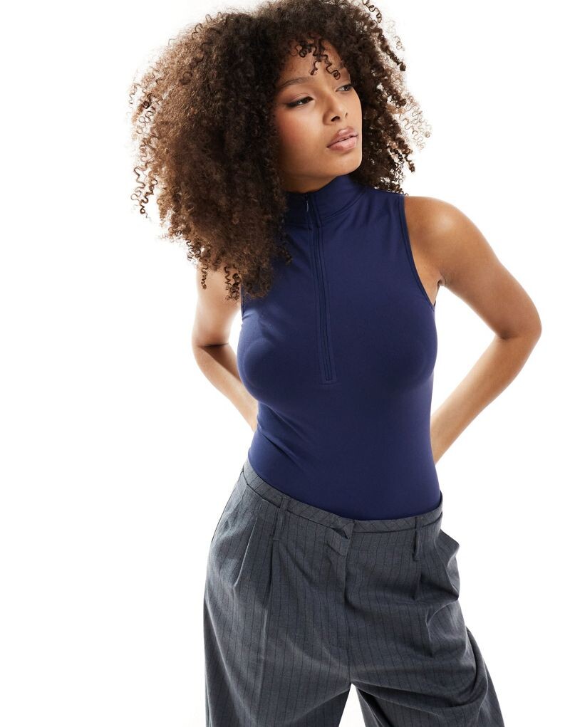 ASOS DESIGN – темно-синее бесшовное боди без рукавов с застежкой-молнией на шее
ASOS DESIGN – темно-синее бесшовное боди без рукавов с застежкой-молнией на шее