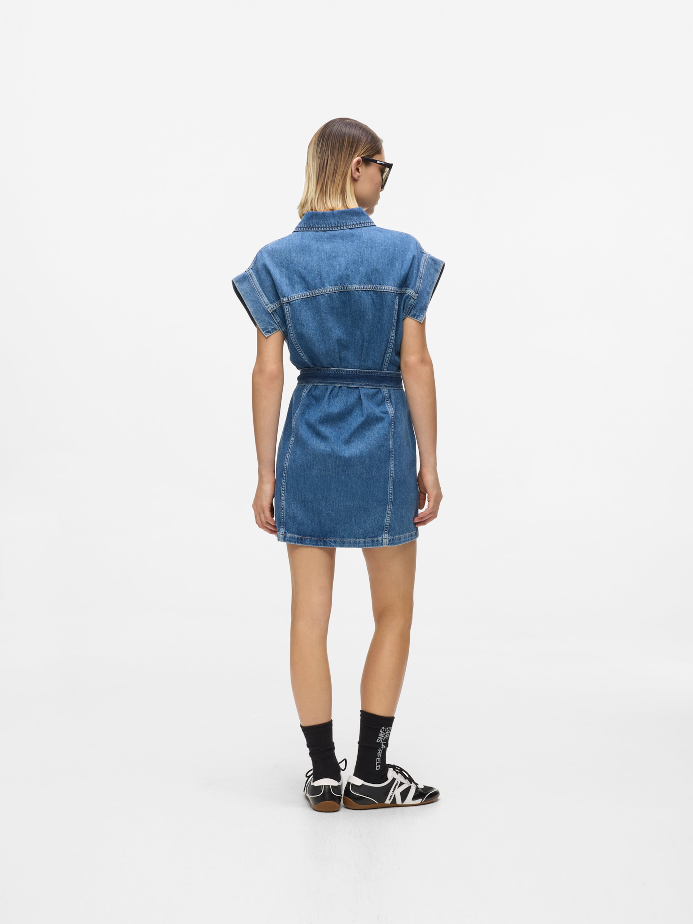 KARL LAGERFELD JEANS Платье-рубашка 'Kurzärmeliges Jeanskleid mit Gürtel' в синем цвете
KARL LAGERFELD JEANS Платье-рубашка 'Kurzärmeliges Jeanskleid mit Gürtel' в синем цвете