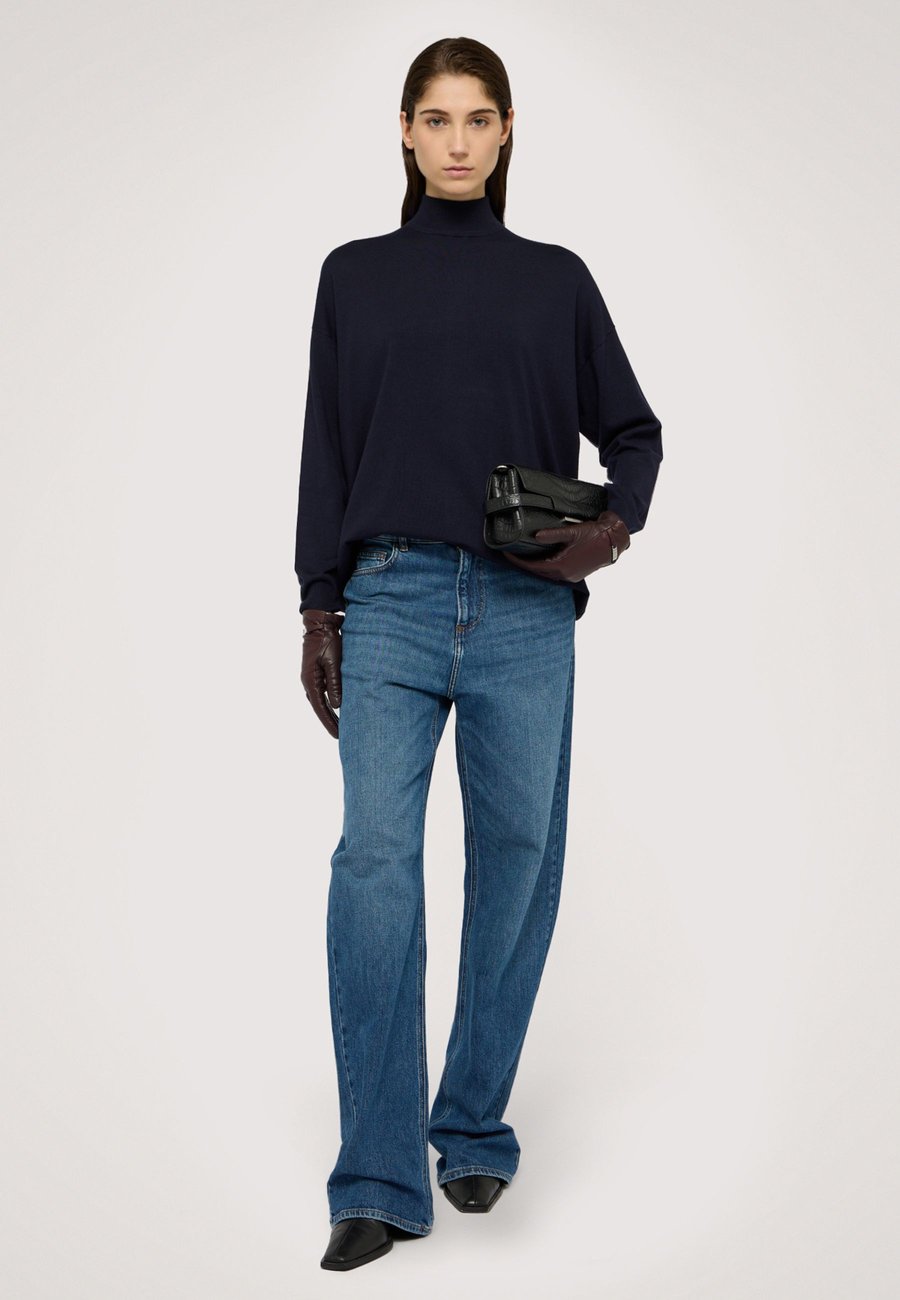 Сумка кросс-боди Trussardi A TRACOL VENTIQUATTRO IN STAMPA COCCODRILLO, Black Milano/Black
Сумка кросс-боди Trussardi A TRACOL VENTIQUATTRO IN STAMPA COCCODRILLO, Black Milano/Black