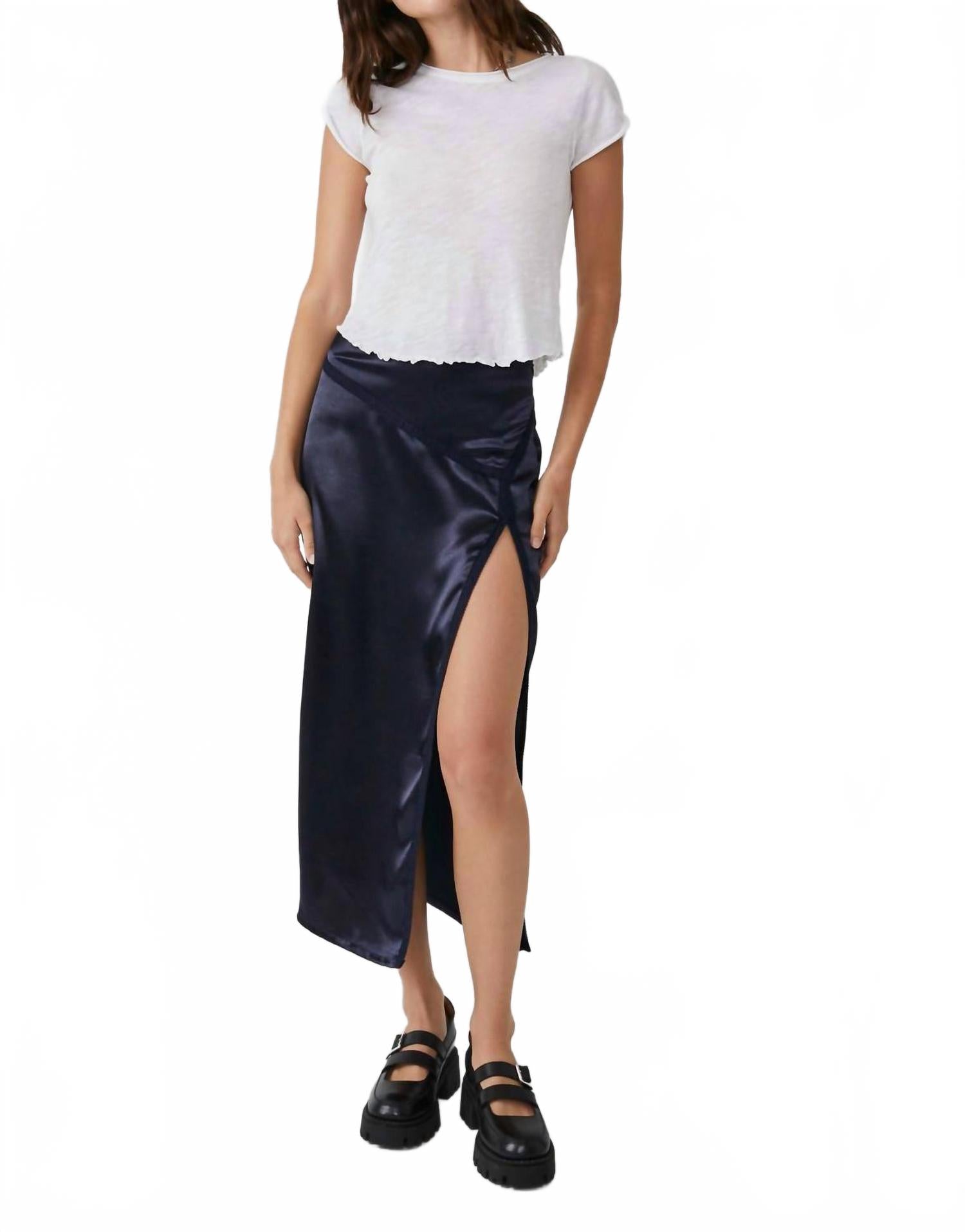 Дакотская сатиновая миди-юбка в темно-синем цвете Free People
Дакотская сатиновая миди-юбка в темно-синем цвете Free People