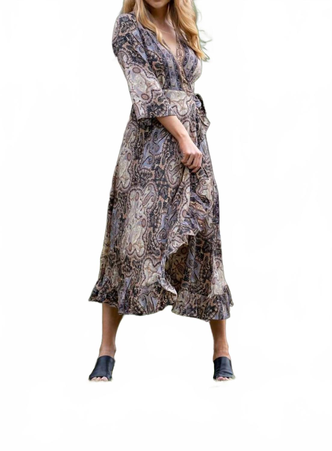 Платье-халат Eshe в мультиколоре Cienna
Платье-халат Eshe в мультиколоре Cienna