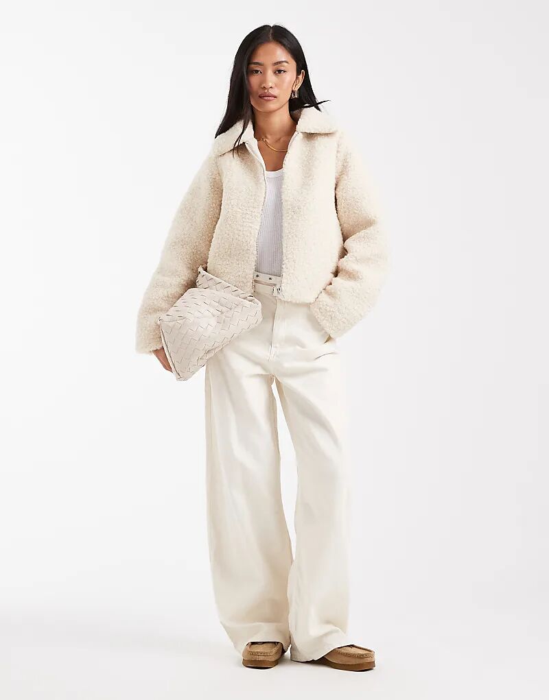 Потертая короткая куртка из борда цвета экрю
Потертая короткая куртка из борда цвета экрю